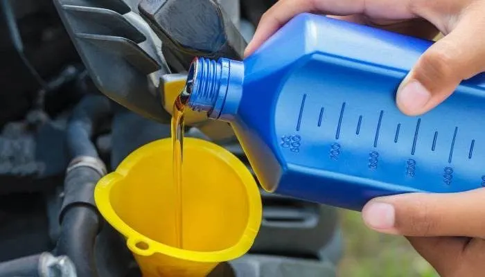 Mari kita bahas empat merek oli terbaik yang sangat cocok untuk motor matic Anda. Selain harga terjangkau, kualitas juga baik.