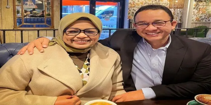 Anies Baswedan bersama istrinya yakni Fery  Farhati