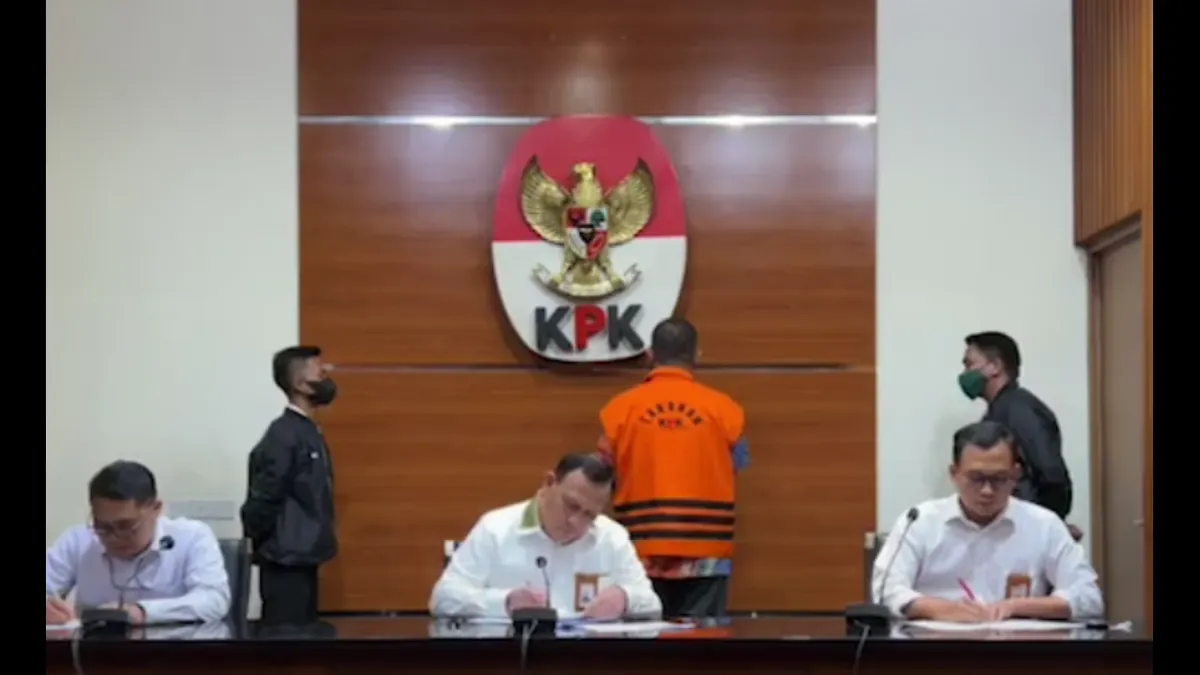 Potret Terbaru Rafael Lun dengan Baju Orange