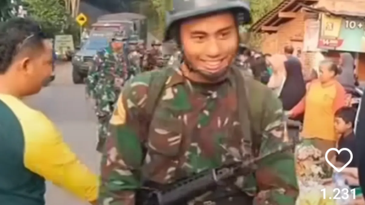 Mbak-mbak Bagikan Kudapan untuk Prajurit TNI Peserta Hanmars