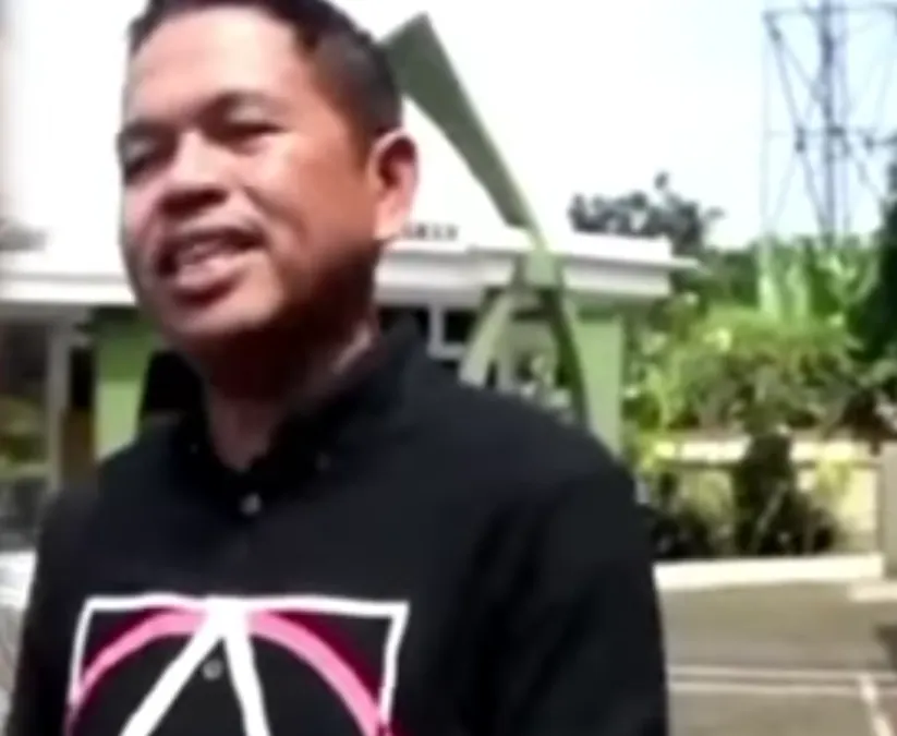 Potret Kang Dedi Mulyadi saat di mintai keterangan tentang persoalan perceraiannya dengan Ambu Anne.(Tangkap Layar YouTube Cartim Setiawan)