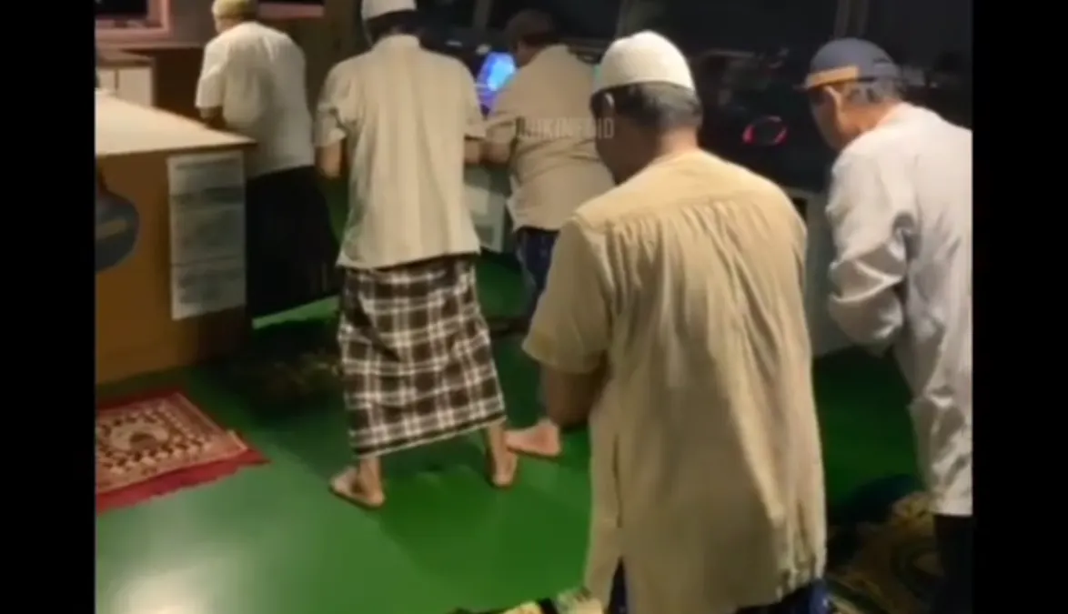 Viral Sholat Tarawih Tidak Biasa