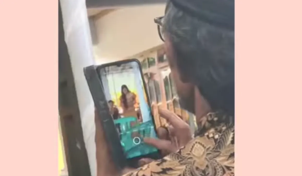 Lelaki Sepuh Dirujak Netizen Galak