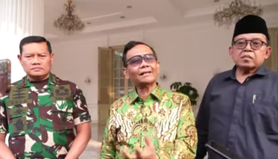 Menko Polhukam Mahfud MD (tengah)