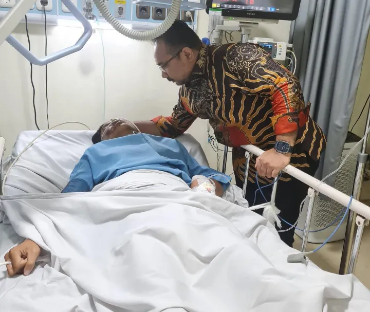 Menteri Agama Yaqut Cholil Qoumas Jenguk Korban Penganiayaan Anak Ditjen Pajak