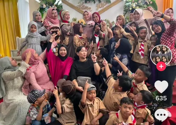ekelompok Murid Berseragam Pramuka Kompak Berikan Kejutan di Hari Pernikahan Bu Guru