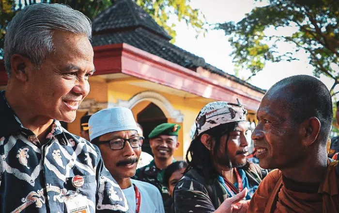 Ganjar Pranowo Bertemu dengan 32 Biksu yang Menjalani Thudong