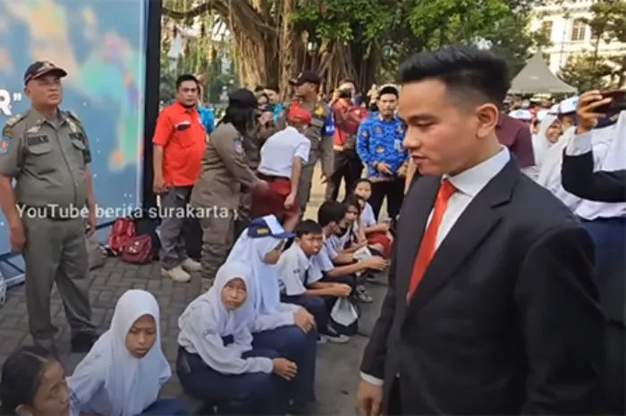 Momen Gibran saat cek kondisi para siswa yang pingsan saat upacara Hardiknas