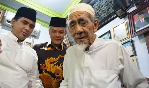 KH. Maimun Zubair atau Mbah Moen (paling kanan).