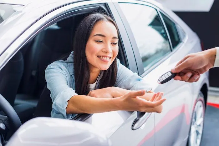 Ilustrasi membeli mobil bekas untuk mudik lebaran.