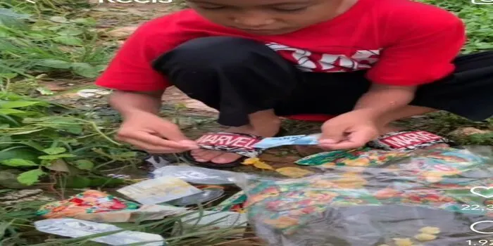 Seorang Bocah Mendapat Keberuntungan Terus Menerus Setelah Snack yang Dibelinya Berhadiah Uang Semua