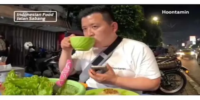 Youtuber Kuliner dari Korea Tak Sengaja Minum Air Kobokan yang Dikiranya Sup