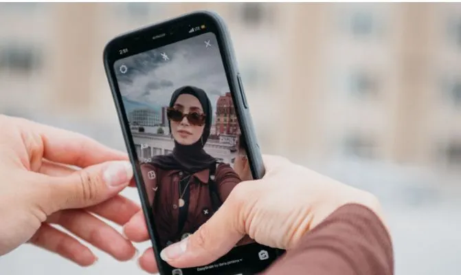 Ilustrasi ide pose foto Lebaran yang bisa Anda coba sendiri di rumah dan hasilkan gambar menarik anti canggung.