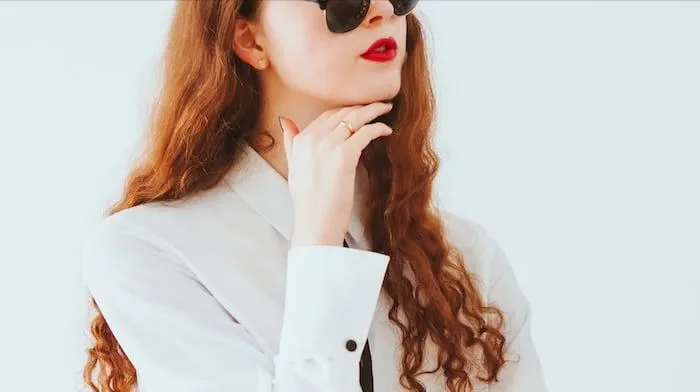 Wanita berkelas adalah sosok yang menarik perhatian dengan keanggunan, kebijaksanaan, sikap elegan, dan memancarkan pesona yang memikat.