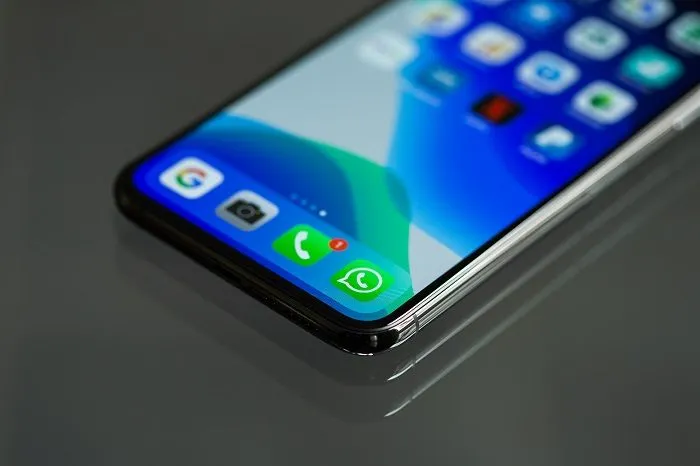 Ilustrasi cara WhatsApp terlihat offline dari semua kontak meski lagi buka aplikasi.