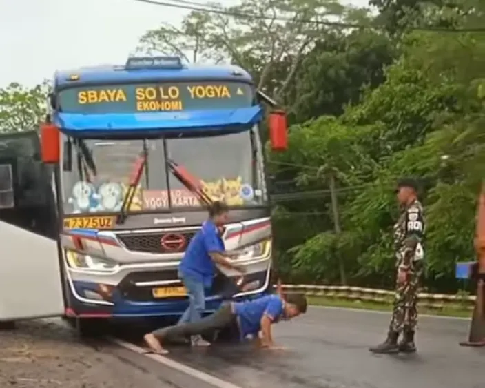 Viral Video Sopir Bus Dihukum Push Up Oleh Anggota TNI, Netizen Indonesia Berikan Pujian