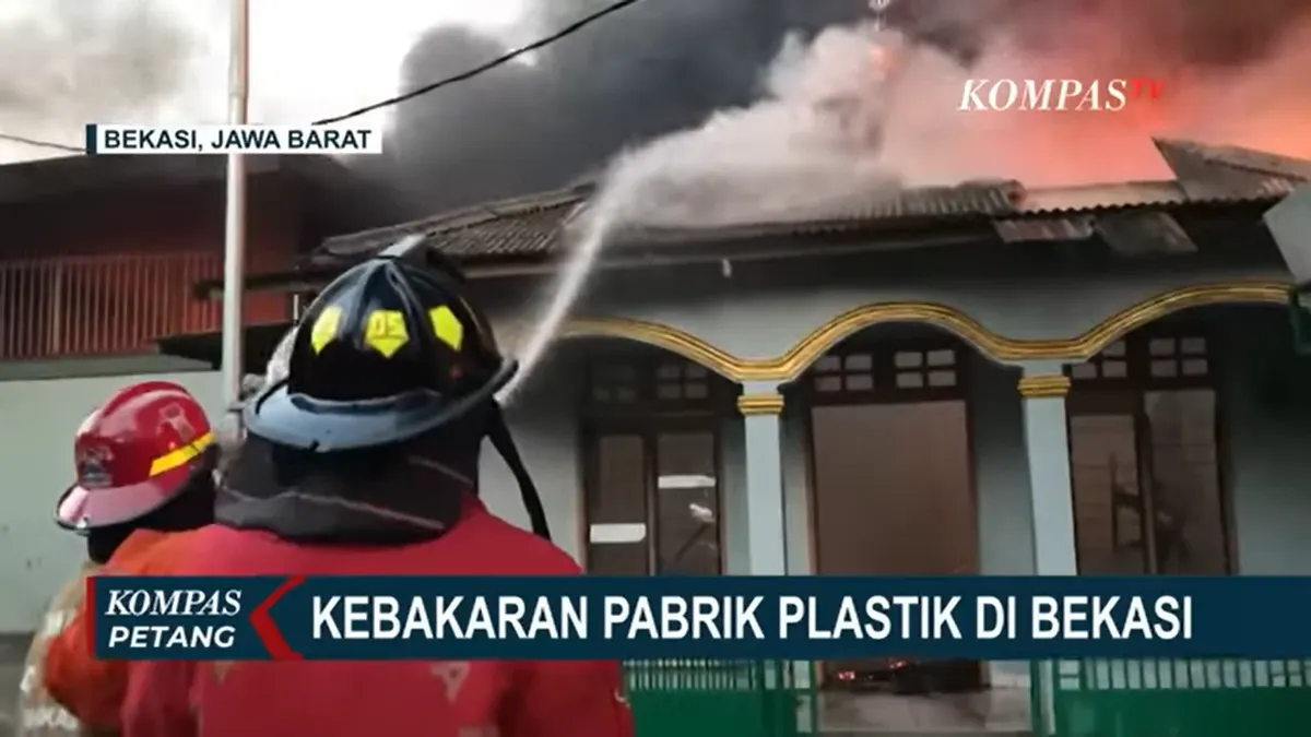 Kebakaran Pabrik Plastik di Bekasi