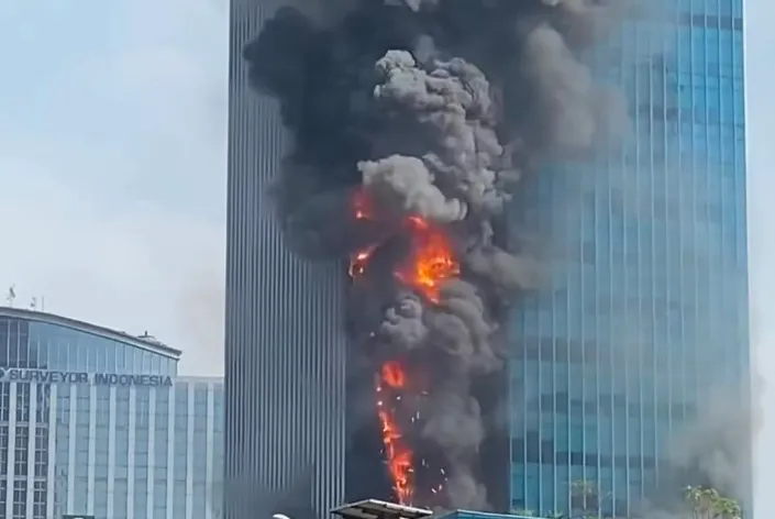 Kebakaran di K-Link Tower Jl. Gatot Subroto, Jaksel, Sabtu (15/7).