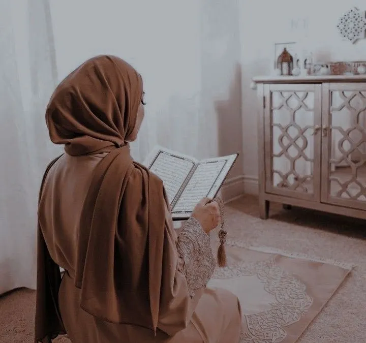 Illustrasi. Membaca Al Quran 