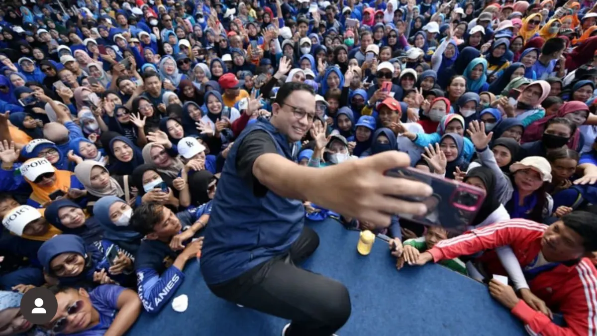 Potret Anies Baswedan berswa foto