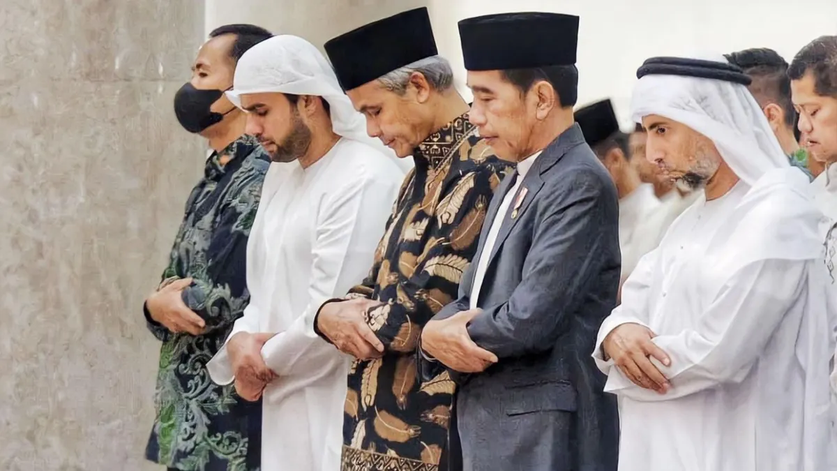 Potret kebersamaan Ganjar Pranowo dan Jokowi saat salat