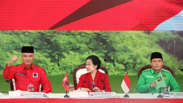 Sekjen DPP PDI Perjuangan memberikan pantun kepada rombongan PPP dalam pertemuan  pengusungan Ganjar Pranowo sebagai capres di pilpres 2024.