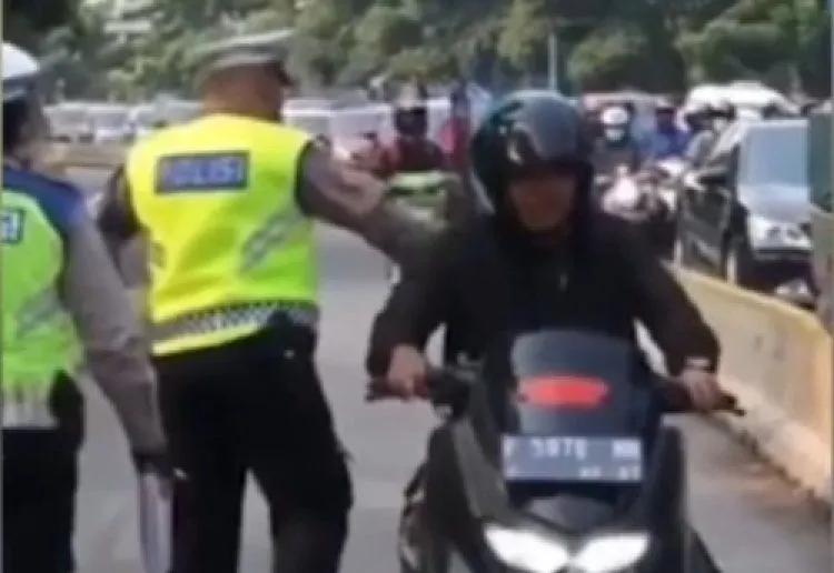 Oknum TNI dibiarkan lolos oleh polisi saat razia yang di jalur busway.