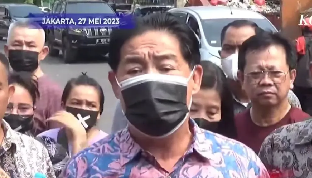 Salah seorang pemilik ruko di Pluit bernama Iman baru-baru ini mengaku bahwa dirinya berinisiatif untuk memperbaiki jalan.