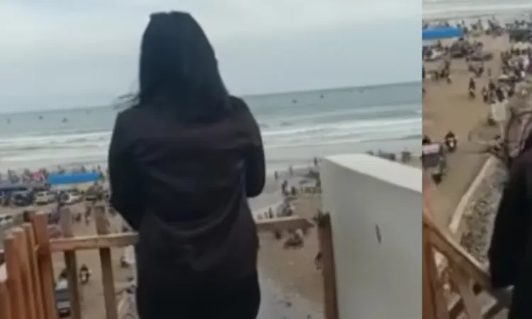 Wanita nyaris jatuh di Pantai Begudur