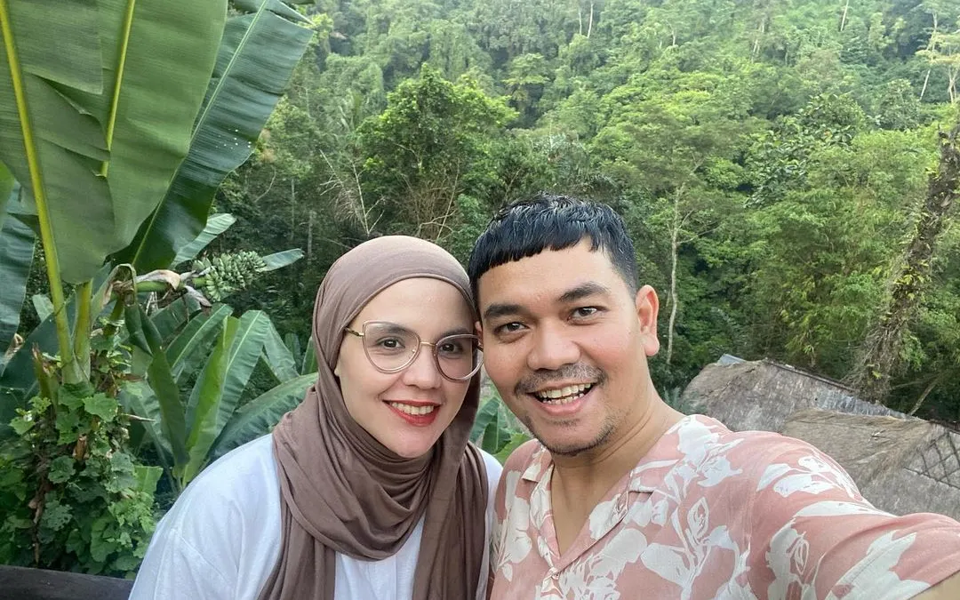 Indra Bekti pasrah digugat cerPresenter Indra Bekti digugat cerai oleh istrinya, Aldilla Jelita. Kabar tak sedap ini pun masih tajam disoroti publik.ai Aldila Jelita.