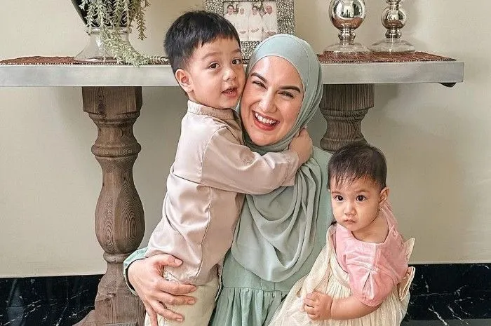 Irish Bella dan kedua anaknya
