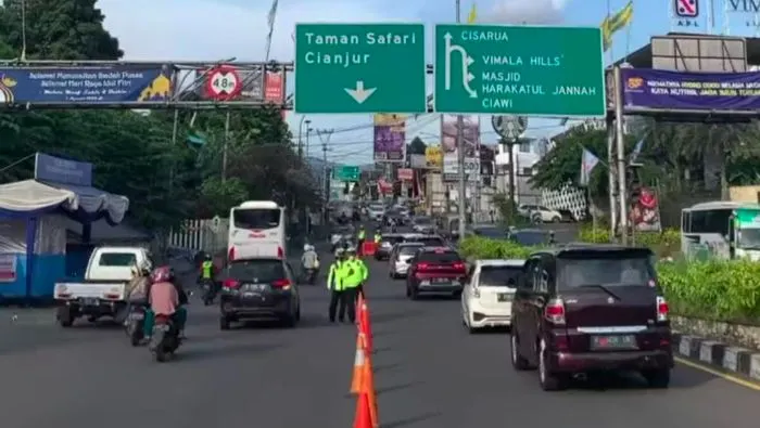 Arus lalu lintas pada siang ini menuju kawasan wisata Puncak Kabupaten Bogor terpantau ramai lancar, Rabu, 26 April 2023.