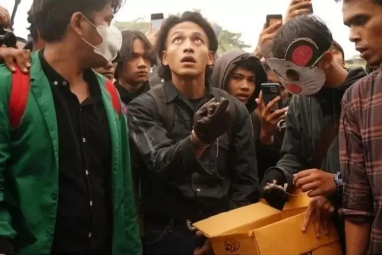 Jefri Nichol ikut demo bersama mahasiswa menolak UU Cipta Kerja yang disahkan DPR