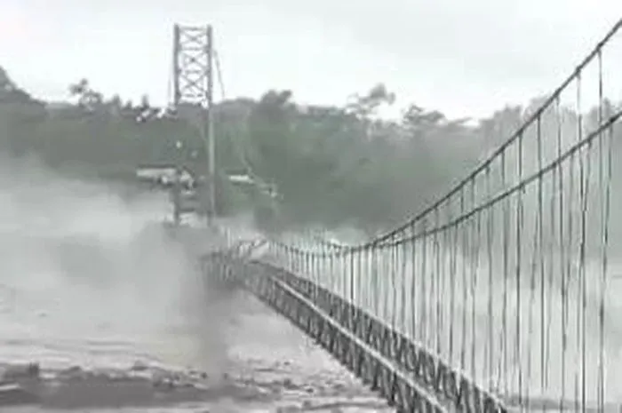 Jembatan Kaliregoyo di Candipuro, Lumajang putus diterjang banjir lahar dingin Semeru.