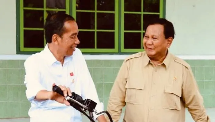 Prabowo Subianto menyampaikan bahwa sekarang ini sepertinya Presiden Jokowi sedang mendidiknya tentang urusan negara.