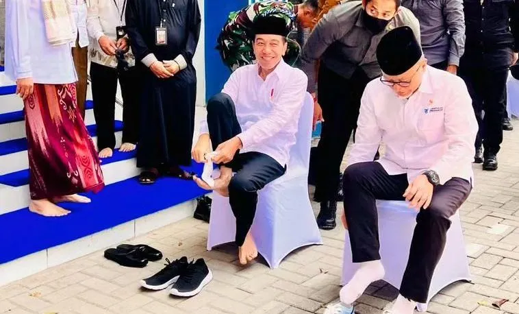 Presiden Joko Widodo (Jokowi) dan Menteri Perdagangan Zulkifli Hasan membuat terobosan memakai sepatu merek lokal saat berkunjung ke Lampung baru-baru ini.