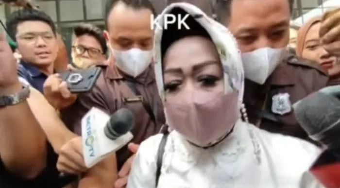 Momen Julid Wartawan pada Kadinkes Lampung Reihana di KPK