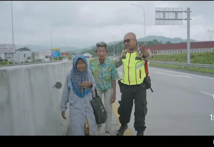 Sepasang kakek dan Nenek Berjalan Kaki Menyusuri jalur tol Cisumdawu