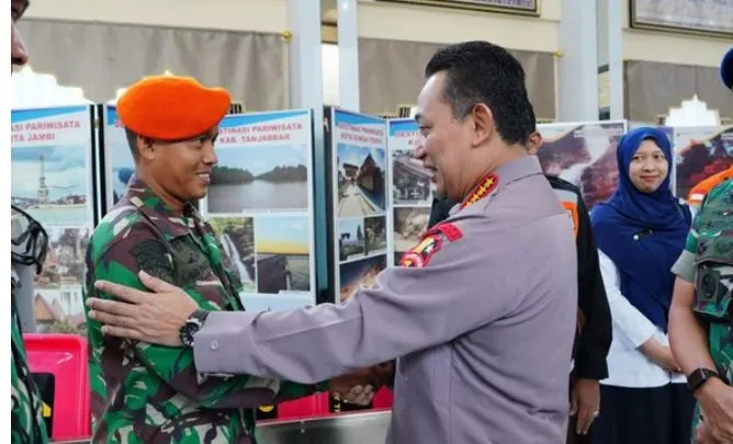 Kapolri Jenderal Listyo Sigit Prabowo memberikan apresiasi secara langsung kepada tim gabungan atas evakuasi Kapolda Jambi, Irjen Rusdi Hartono beserta rombongan
