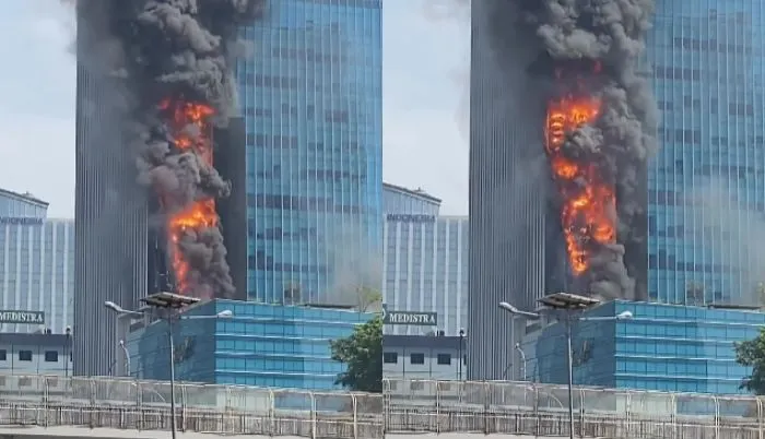Gedung K-Link Tower Gatot Subroto Kebakaran, 4 Unit Damkar Dikerahkan