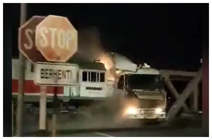Truk Kontainer tertabrak Kereta Brantas 