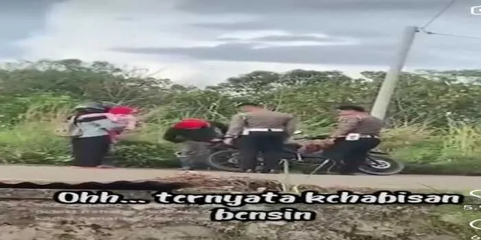 Viral Anggota Polri Bantu Keluarga Kecil yang dorong motor di pinggir jalan