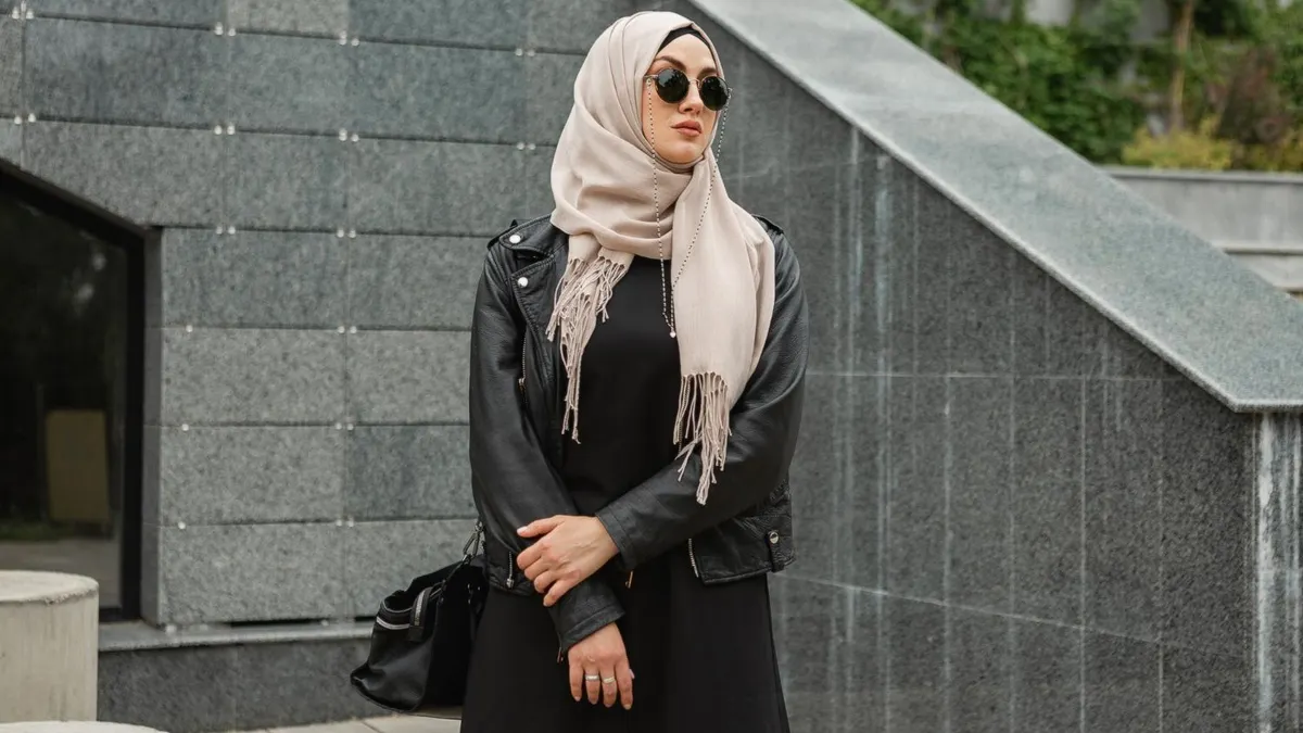 Ilustrasi outfit kemeja hitam wanita hijab.