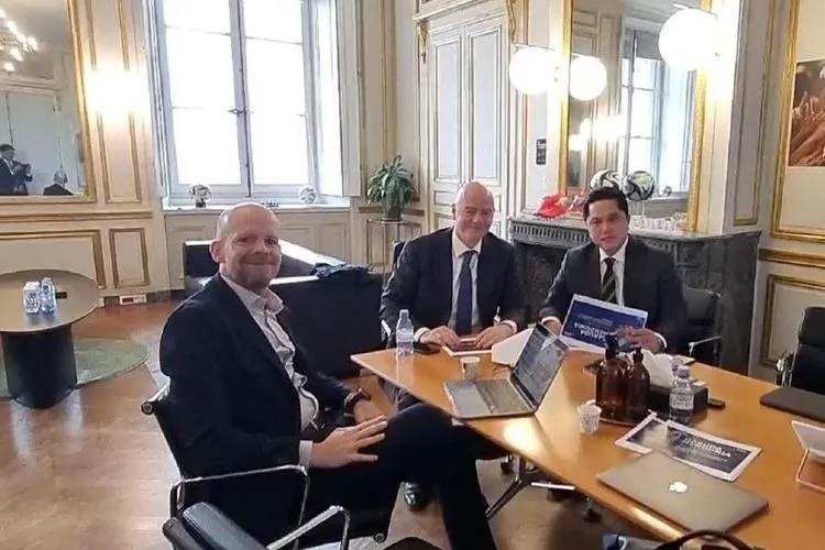 Ketua Umum PSSI Erick Thohir dan Presiden FIFA Gianni Infantino bertemu di Paris Perancis, pada Kamis (6/4/2023)