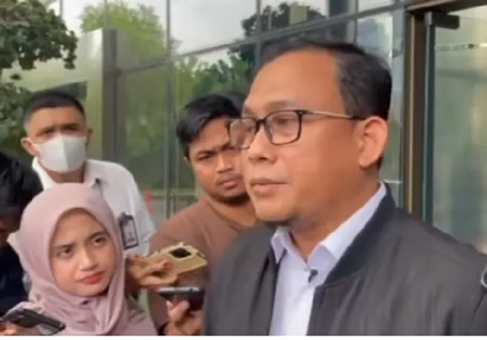 Kepala bagian pemberitaan KPK, Ali Fikri umumkan KPK tengah melakukan penydiikan baru bea cukai rokok di pelabuhan Bintan, Tanjung Pinang.