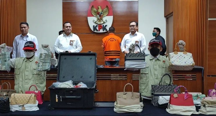 KPK Tunjukan Tas Mewah, Bermerek milik Istri Rafael Alun yang disita, Senin (3/4/2023).