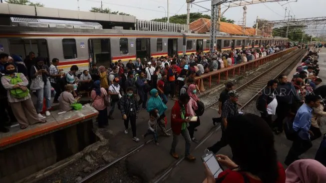 Jadwal KRL Commuter Line terbaru diberlakukan mulai 1 Juni 2023 berdasarkan Grafik Perjalanan Kereta Api (GAPEKA) terbaru.