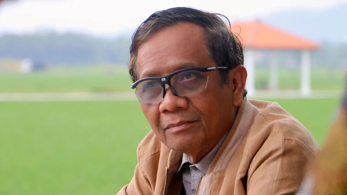Mahfud MD menilai bahwa Denny Indrayana layak untuk diperiksa akibat membocorkan rahasia negara.