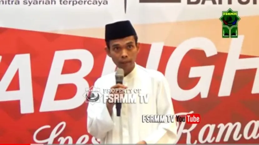 Pertanyaan soal batal tidaknya jika masih makan sahur lalu adzan pernah dijawab oleh Ustad Abdul Somad.