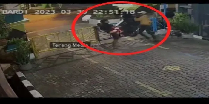 Aksi Nekat Sepasang Pencuri yang Menggondol Motor Melewati Portal Pemukiman